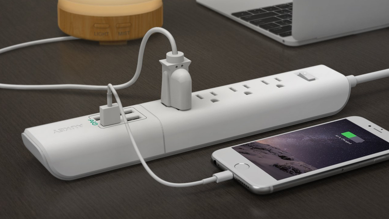 Multicontacto con 4 enchufes y 4 puertos USB | $12 | Amazon | Usa el código AUKEYK07